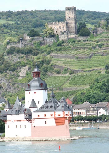 Blick auf Kaub mit der Burg Pfalzgrafenstein auf einer Rheininsel.