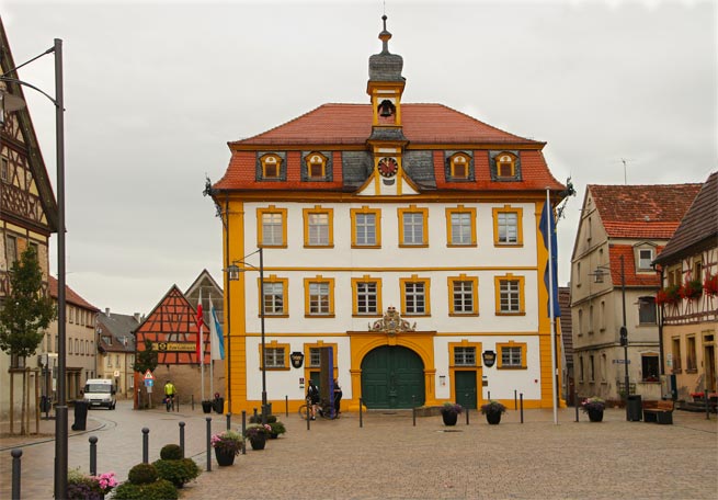 Im Orts - Zentrum von Röttingen ist das renovierte,  barocke Rathaus nicht zu übersehen.