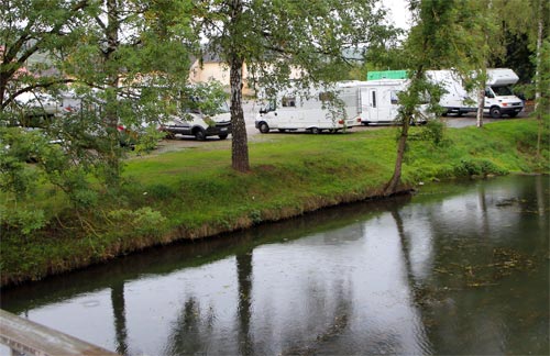  Die Wohnmobile stehen auf diesem Wohnmobilstellplatz fast unmittelbar am Tauber - Ufer. 