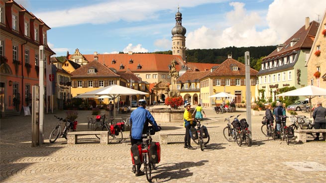 Blick über den Marktplatz zum Schloss in Weikersheim.