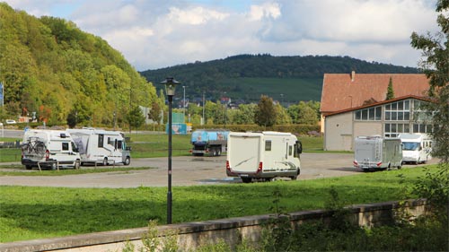 Groß - Parkplatz am Ortsrand von Weikersheim.