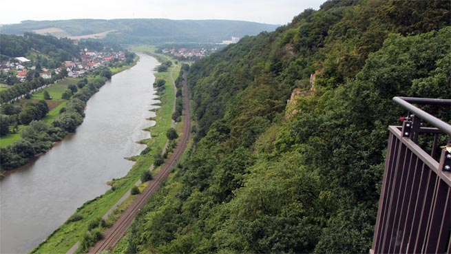 Blick vom "Weser-Skywalk" in Richtung Wügassen.