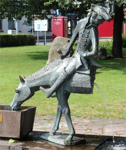 Baron  Münchhausen reitet auf einem halben Pferd.