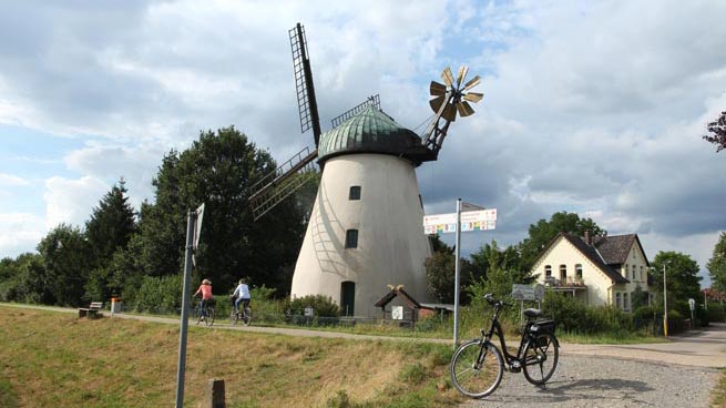 Windmühle am Weser - Radweg in Tündern;  Nähe zu Hamel.