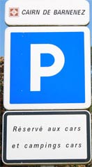 Parkplatzschild am Cairn de Barnenez