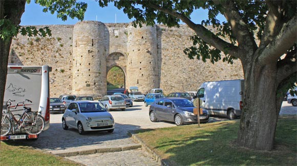 Wohnmobil - Parkplatz an der Stadtmauer von Dinan / Bretagne.