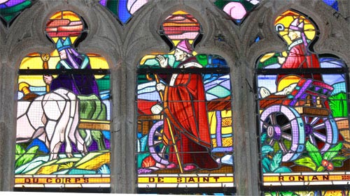 Kirchenfenster erzählen die Legende von St-Ronan.