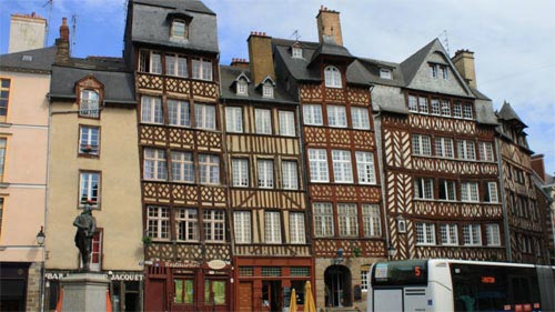 Fachwerkhäuser am Platz Champ Jacquet in Rennes / Bretagne.