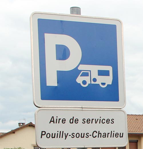 Schild am Parkplatz in Charlieu.
