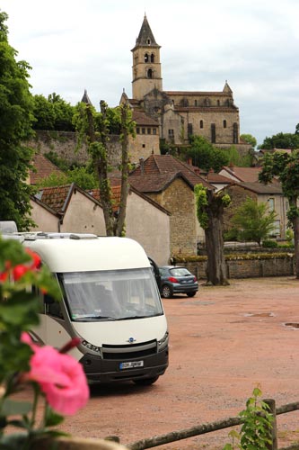 Blick über den Wohnmobilstellplatz von Châteauneuf (Burgund) in Richtung Kirche.