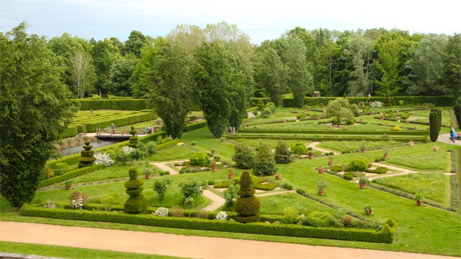 Teilansicht des Parks vom  Château de Cormatin.