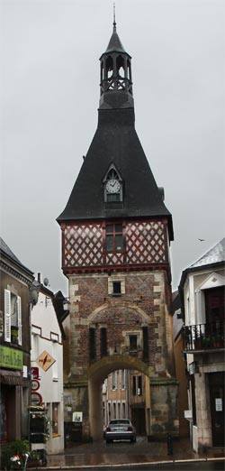 Der historische Uhrturm (Tour d'Horloge) in Fargeau.