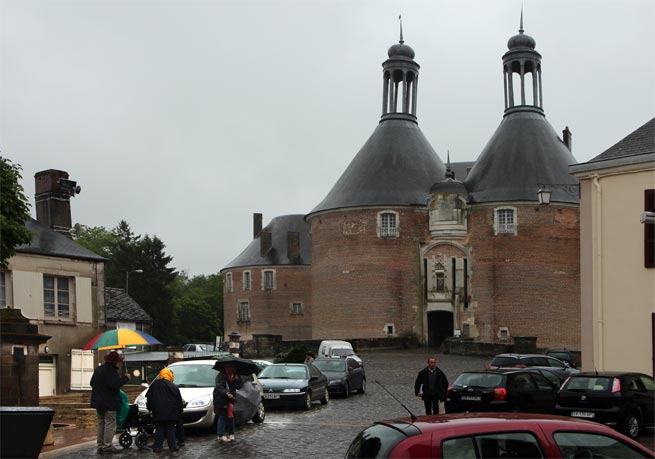 An einem Platz in der Altstadt befindet sich das Schloss: Saint - Fargeau.