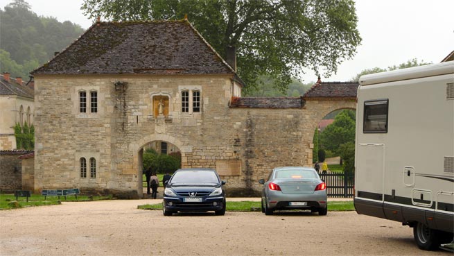 Vor dem  Eingang zur Abtei Fontenay befindet sich ein Teil der großzügigen Besucher - Parkplatz Anlage.