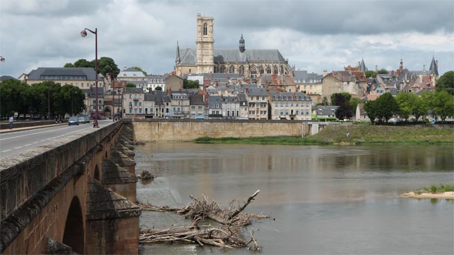 Die "Cathedrale St-Cyr-et-Ste-Julitte" ragt aus den Häusern von Nevers im Burgund hoch hinaus.