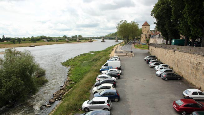 Parkplatz (Wohnmobil - geeignet?) an der Loire; sehr nah an der Altstadt von Nevers. 