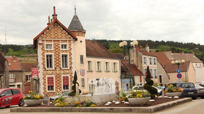 Straßenbild an der Hauptsurchgangsstraße in Nuits - St - Georges. (Burgund)