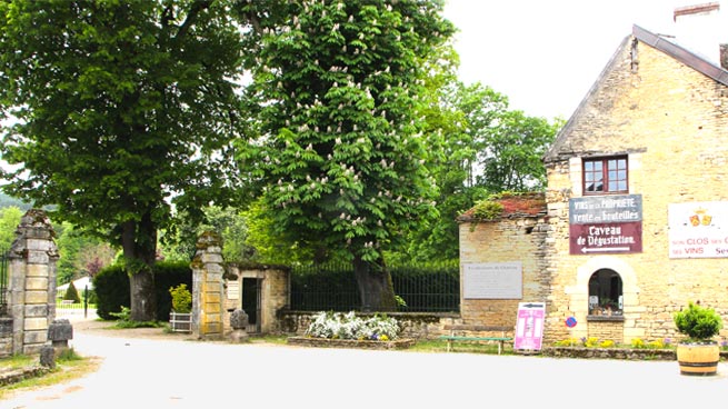 Einfahrt zum Parkplatz am "Château de Savigny". 