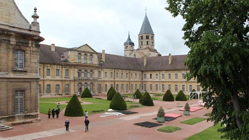 Innenhof des Abbaye de Cluny.