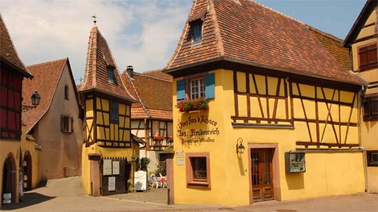 Eguisheim - historischen Gebäude im Ort.