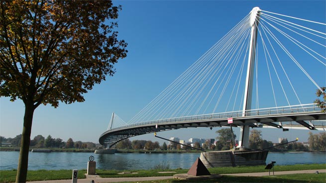 Brücke der zwei Ufer für Fußgänger und Radfahrer bei Kehl.