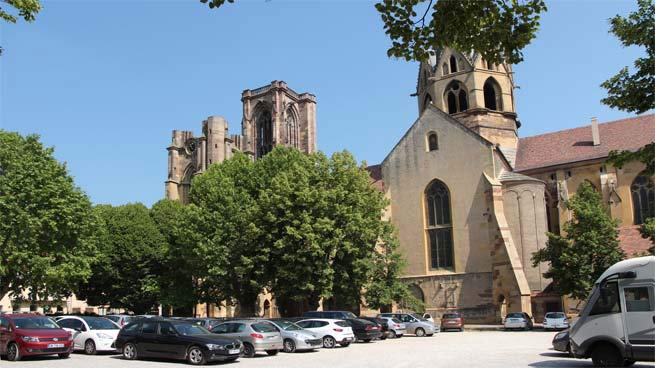 Kirche "Notre-Dame de l’Assomption"  /  Parkplatz in der Ortsmitte