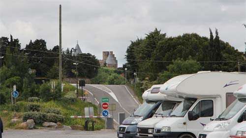Blick vom Wohnmobilstellplatz / Busparkplatz am Stadtrand von Carcassonne zur Cité.
