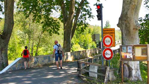 "Engpass - Brücke" / Einige Navigationsgeräte 
                                            lotsen Wohnmobile an diese Brücke beim Dorf La Roque-sur-Cèze