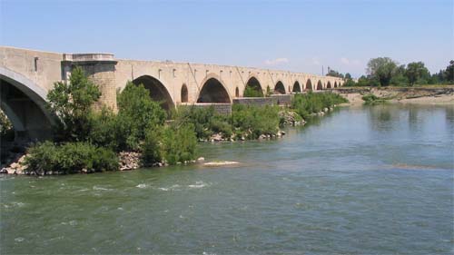 Die historische Brücke über die Rhône, erbaut 1265 bis 1309..