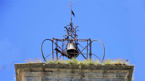 Typische Kirchturmspitze im Luberon, mit freistehender Glocke.