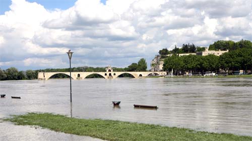 Avignon; Blick zur Pont St. Bénézet; und dem Papst - Palast