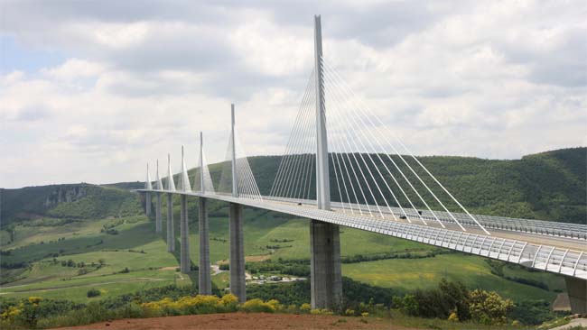  Der Viaduct de Millau überspannt mit einer Länge von 2460 Metern  die Autobahn A75 bei Millau.