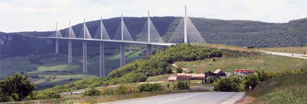 Bei Millau befindet sich die höchste Autobahnbrücke der Welt.