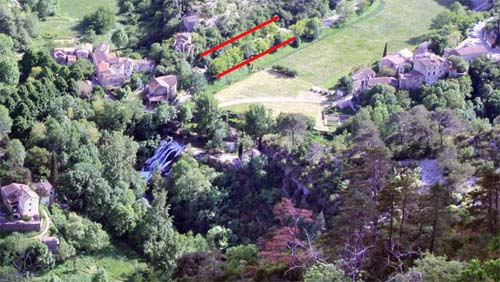 Auf dem Talboden konnte man (in 2013) nur unter den Bäumen zwischen den roten Linien parken.