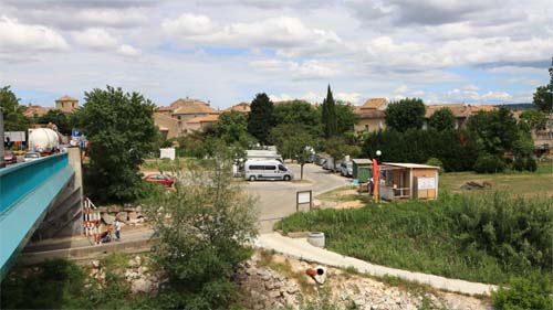 Wohnmobilstellplatz von Remoulins zwischen dem Gardon und der kleinen Ortschaft