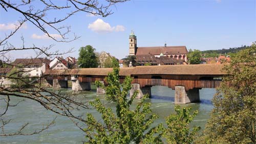 Eine historische Holzbrücke überquert bei Bad Säckingen den Hochrhein.