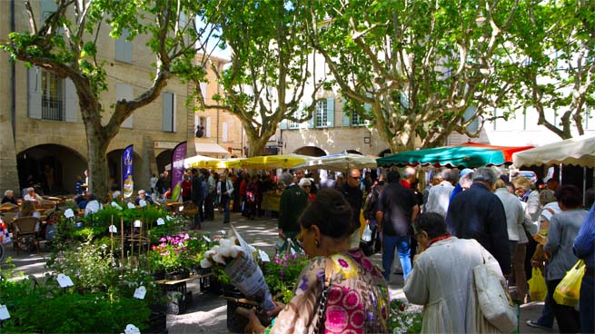 Wochenmarkt in Uzès auf dem "Place aux Herbes"