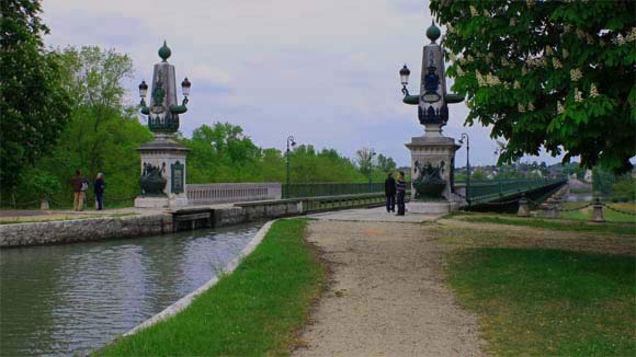 Einfahrtstor zum Pont - Canal bei Briare.
