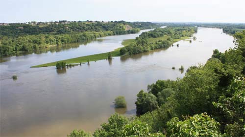Panoramablick auf die Loire von der Promenade Champalud; im Ort  Champtoceaux