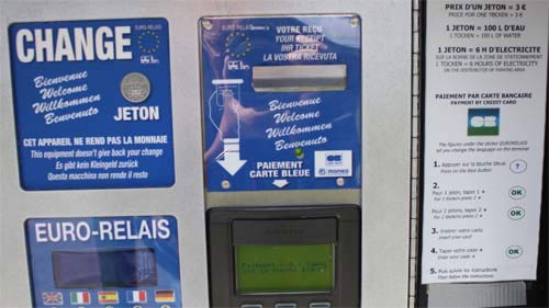 Kreditkartenautomat auf dem Wohnmobilstellplatz in Cunault.