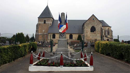 Denkmal, geschmückt für den französischen Nationalfeiertag am 8. Mai.