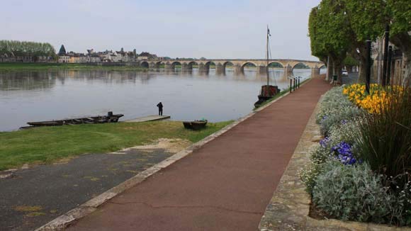 Eine historische Steinbrücke überspannt bei Gien die Loire.