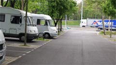 Wohnmobilstellplatz in Reims mit direktem Autobahnanschluss