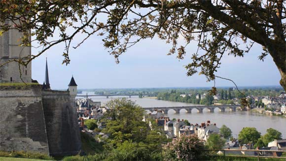 Blick vom Schloss in Saumur über die Loire.