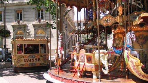 Kinder - Karussell, im Zentrum der Altstadt von Avignon