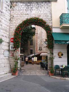 Ein Stadttor zur Altstadt von Vence.