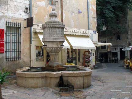 Vence; Brunnen in der Altstadt