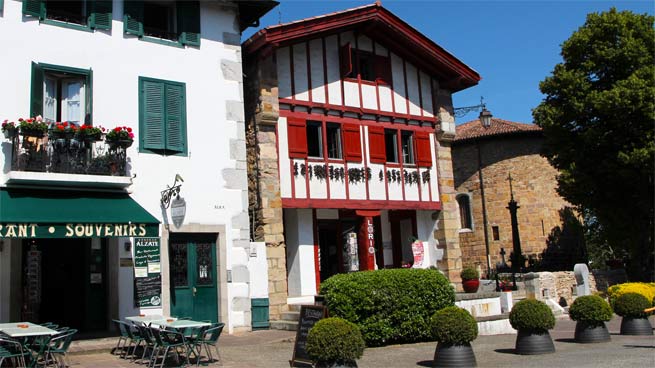 An der Durchgangsstraße in Ainhoa findet man neben typisch - baskischen Elementen 
                                                        eine Vielzahl von touristischen Einrichtungen