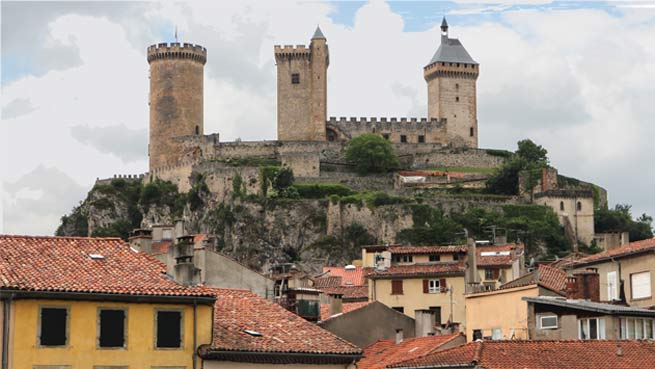Die Burg von Foix  (Château de Foix) liegt auf einer Anhöhe über den Häusern der  Altstadt von Foix.
