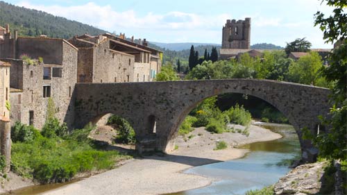 Historische Steinbrücke über den Fluss L' Orbieu